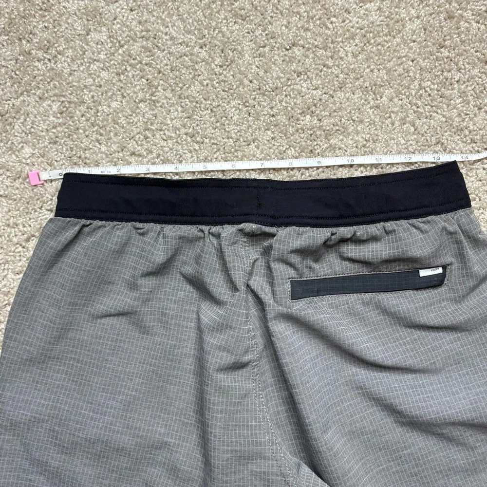 Vuori Banks Shorts 5” Inseam - Picture 3 of 5
